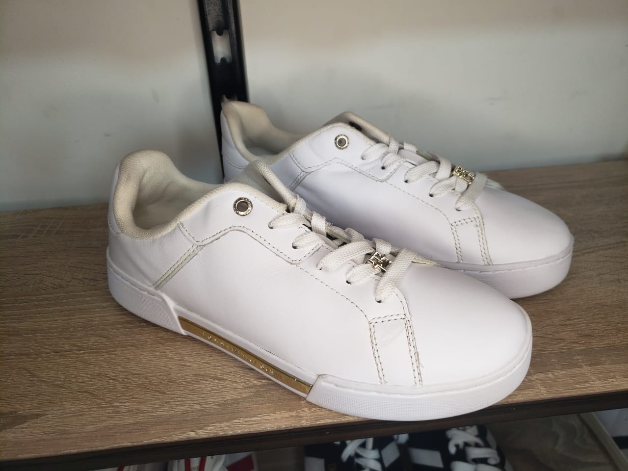 (OUTLET) TOMMY HILFIGER COURT WITH LACE HARDWARE WOMEN SNEAKER TW 102