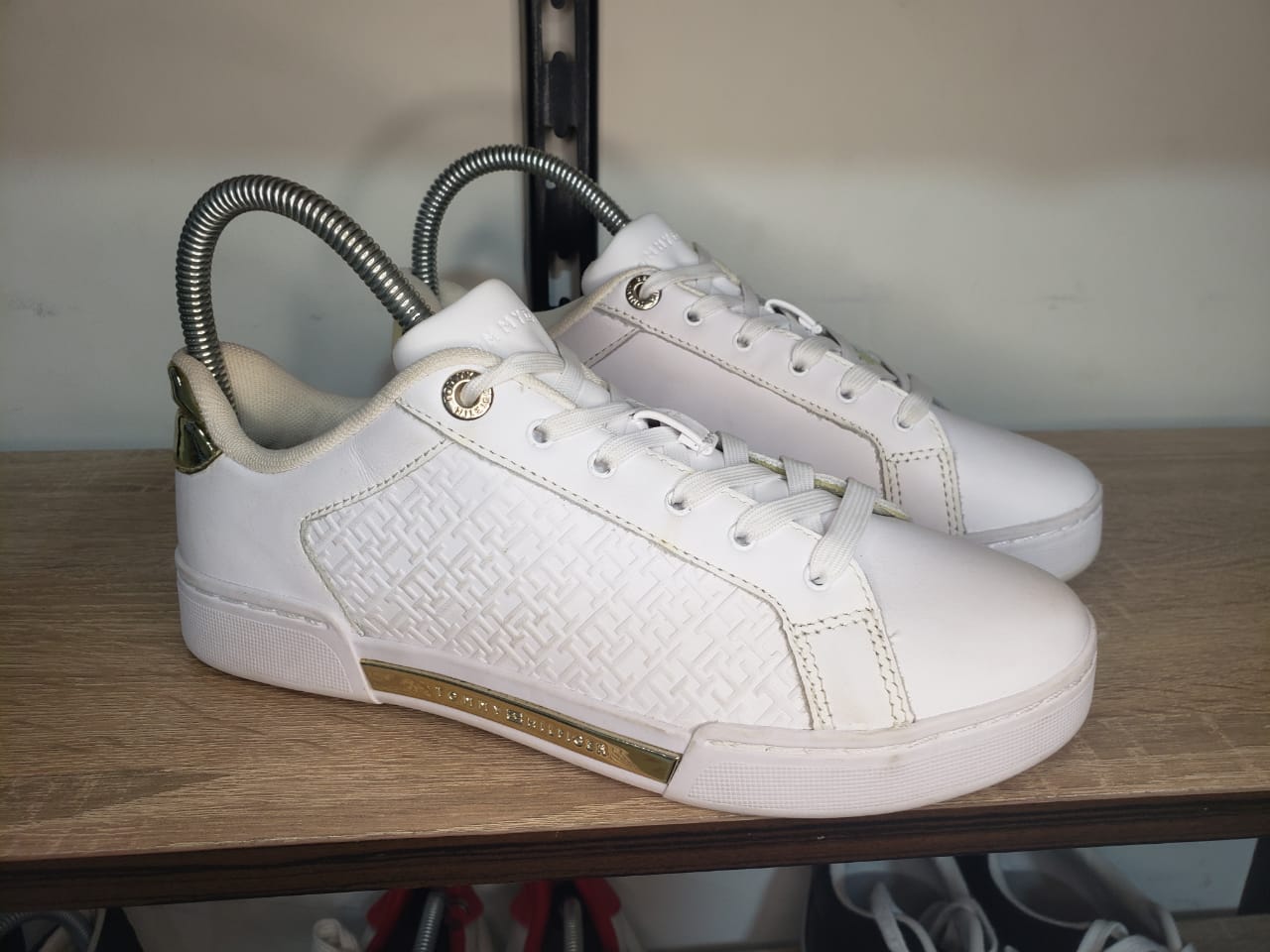 (OUTLET) TOMMY HILFIGER TH EMOBOSSED  WOMEN SNEAKER TW 111