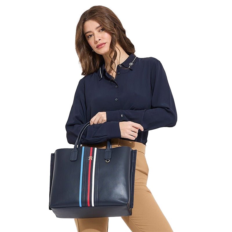 TOMMY HILFIGER ICONIC LOGO SHOULDERBAG - Navy - TB5 - Runner